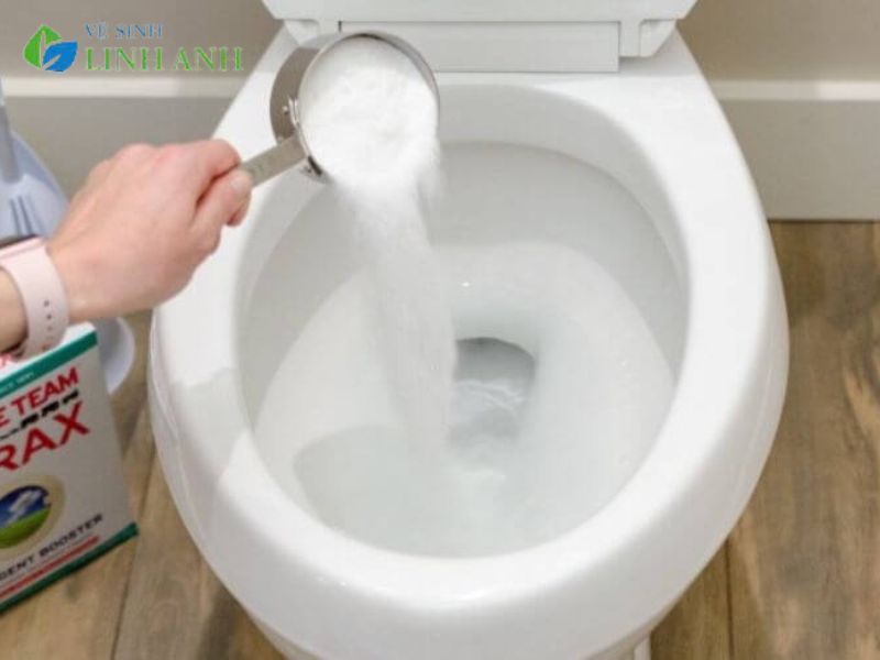 Cách tẩy bồn cầu bị ố vàng lâu ngày